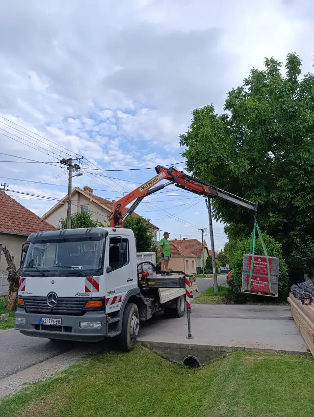 Kamion sa kranom Majkić Prevoz, utovar tereta